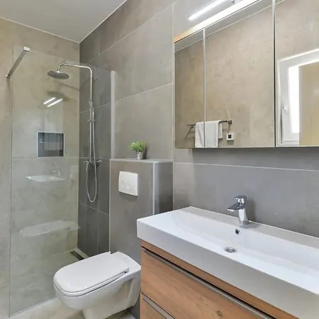 Romantische Mit Pool, Whirlpool Und Sauna *