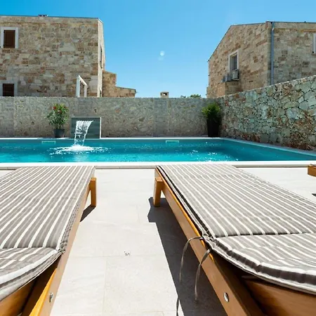Romantische Mit Pool, Whirlpool Und Sauna Ferienhaus *